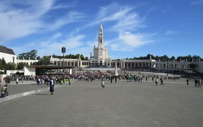 Plac przed Bazyliką Matki Bożej Różańcowej w Fatimie pełen pielgrzymów