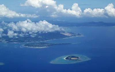 Widok z lotu ptaka na wybrzeże Okinawy i małe wyspy otoczone rafą koralową