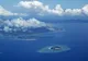 Widok z lotu ptaka na wybrzeże Okinawy i małe wyspy otoczone rafą koralową