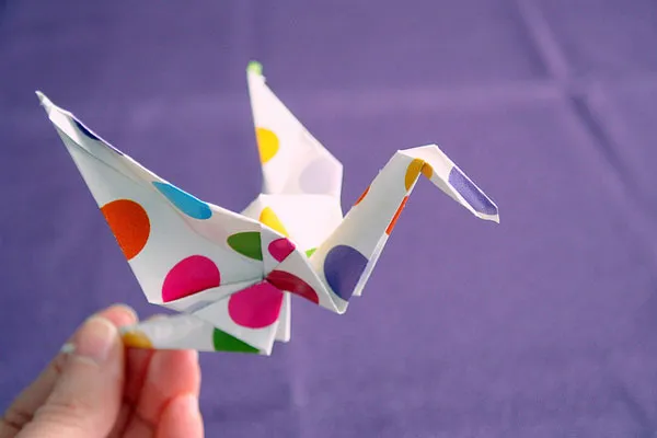 Origami – żuraw złożony z papieru w kolorowe grochy