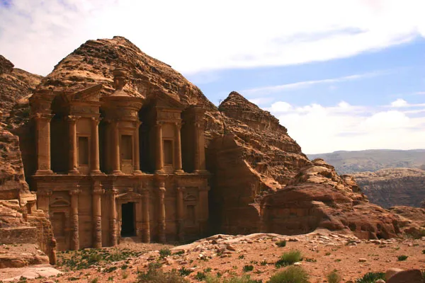 Klasztor Ad-Deir wykuty w skale w Petrze w Jordanii