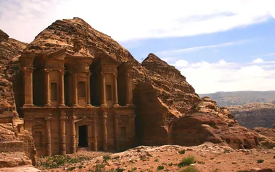 Klasztor Ad-Deir wykuty w skale w Petrze w Jordanii