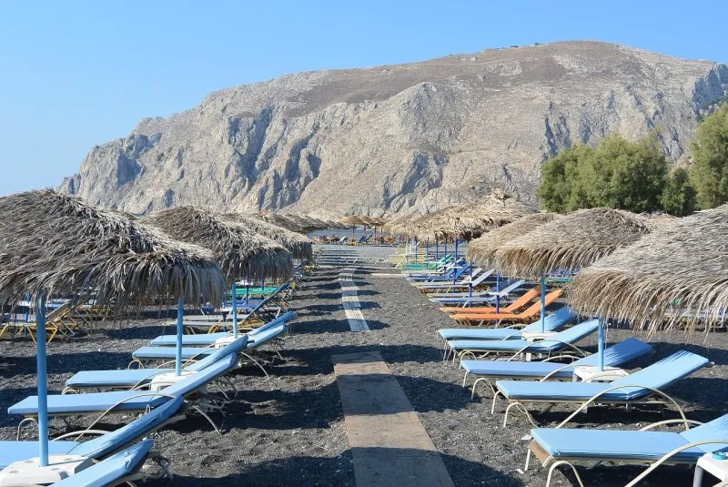 Czarne piaski plaży Kamari