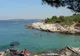 Skalista plaża i turkusowa zatoka na przylądku Kamenjak