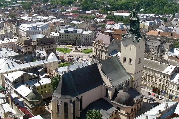 Kaplica Boimów na lwowskiej starówce (w lewym dolnym rogu zdjęcia)