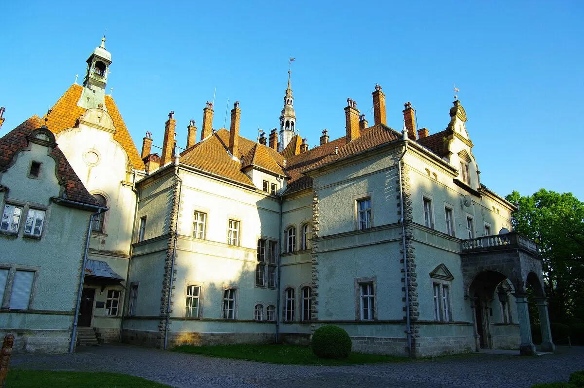 Neoromantyczny zamek hrabiów Schönborn z wieżyczkami i ceglanymi kominami