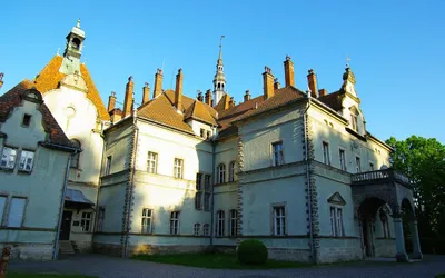 Neoromantyczny zamek hrabiów Schönborn z wieżyczkami i ceglanymi kominami
