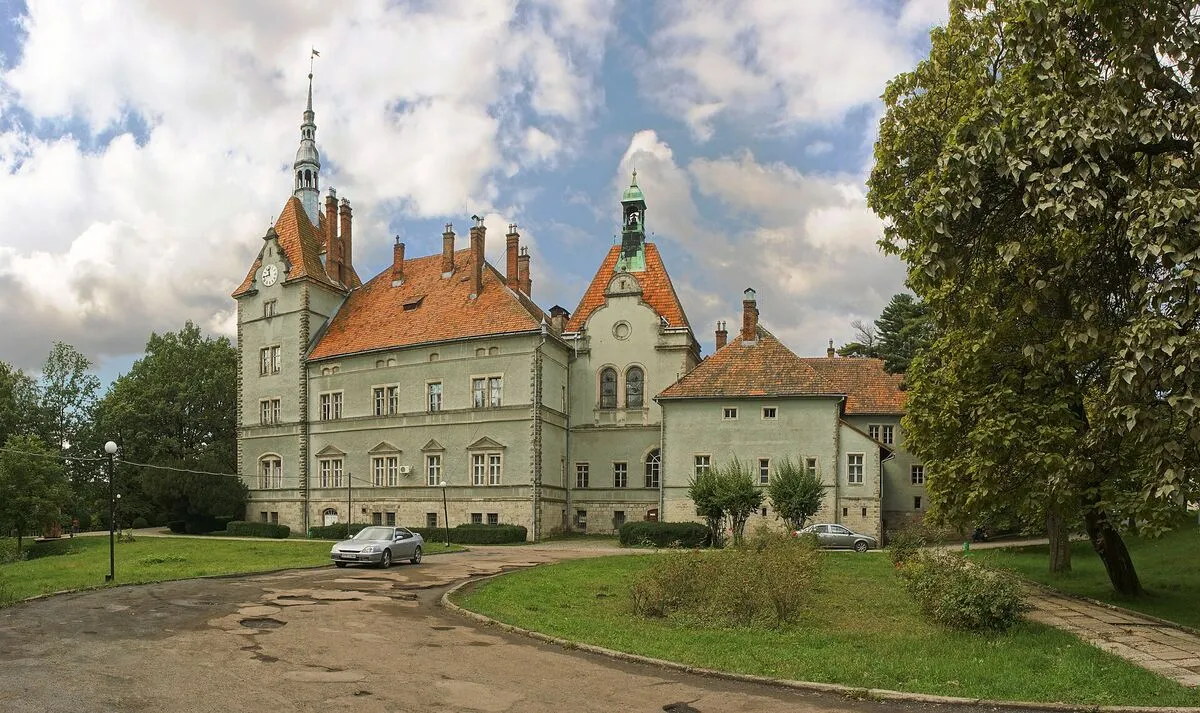 Zamek hrabiów Schönborn od strony dziedzińca, z wieżą zegarową i dachami z czerwonej dachówki