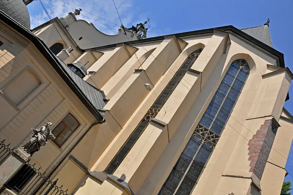Katedrę otaczają posągi świętych, które są pozostałością po dawnym cmentarzu