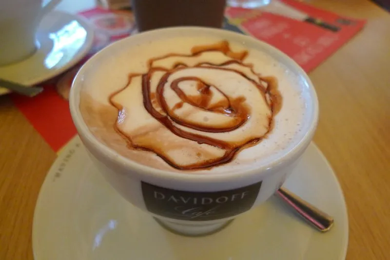 Filiżanka cappuccino z polewą czekoladową w kawiarni