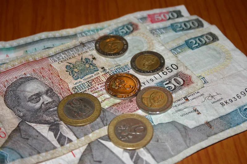 Starsze banknoty i monety kenijskie z portretem Jomo Kenyatty