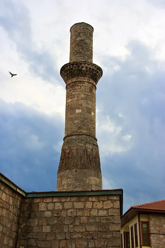 Kamienny Złamany Minaret w Antalyi na tle chmur