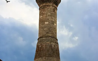 Kamienny Złamany Minaret (Kesik Minare) w Antalyi na tle chmur