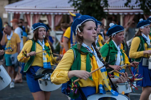 Dziewczęca orkiestra z bębnami w żółto-niebieskich strojach na ulicy Kijowa podczas Euro 2012