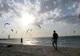 Latawce kitesurferów nad plażą Kite Beach w Dubaju, w tle hotel Burdż al-Arab