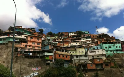 Kolorowe domy na zboczach wzgórz w Caracas