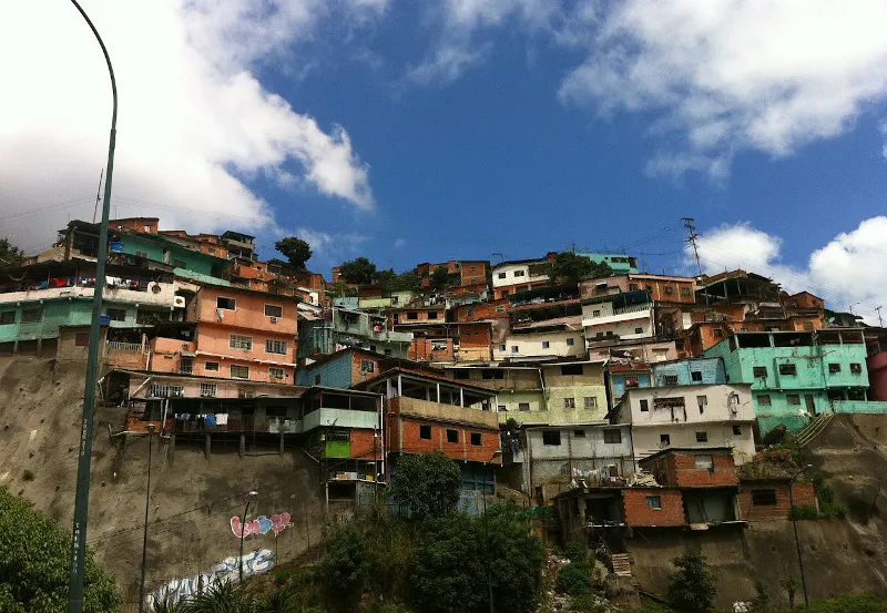 Kolorowe domy na wzgórzach Caracas