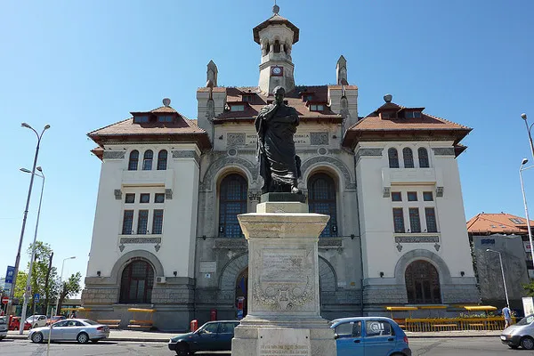 Pomnik Owidiusza na tle Muzeum Historii i Archeologii