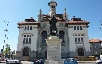 Pomnik Owidiusza na tle Muzeum Historii i Archeologii