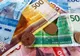 Norweskie banknoty serii Morze i monety koronowe rozłożone na stole
