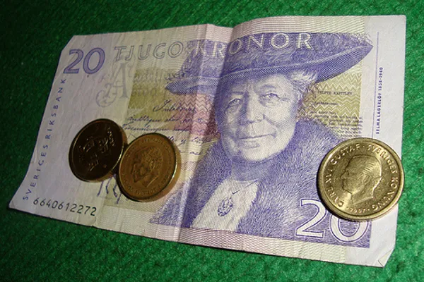 Dawny szwedzki banknot 20 koron z portretem Selmy Lagerlöf i kilka monet koronowych