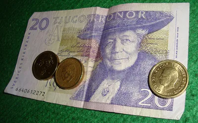 Dawny szwedzki banknot 20 koron z portretem Selmy Lagerlöf i kilka monet koronowych