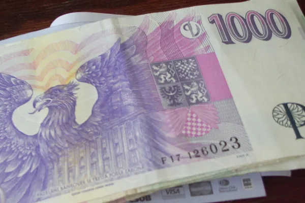 Banknot 1000 koron czeskich z orłem na rewersie