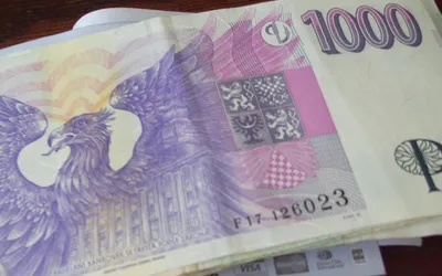 Banknot 1000 koron czeskich z orłem na rewersie