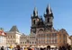 Gotyckie wieże kościoła Marii Panny przed Tynem nad kamienicami Rynku Staromiejskiego w Pradze, na placu tłum turystów