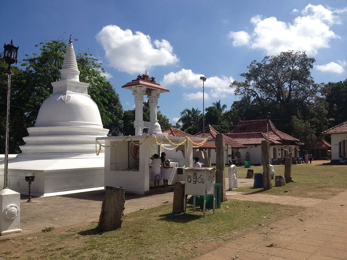 Biała stupa i kapliczka na terenie buddyjskiej świątyni Kotte Raja Maha Vihara