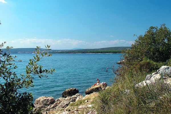 Skalisty brzeg w okolicy Punatu
