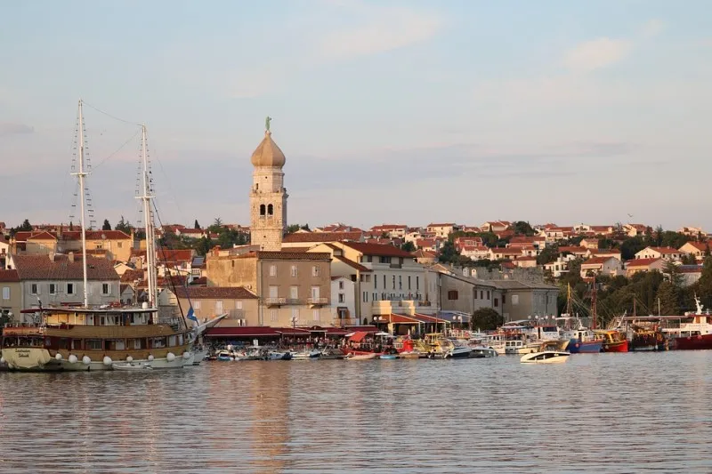 Port i dzwonnica w mieście Krk