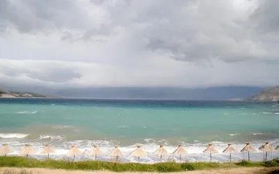 Vela Plaža w Bašce z górami w tle