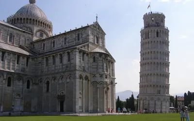 Krzywa Wieża w Pizie obok katedry na Piazza dei Miracoli