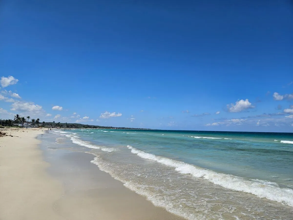 Piaszczysta plaża Guanabo koło Hawany z turkusowymi falami