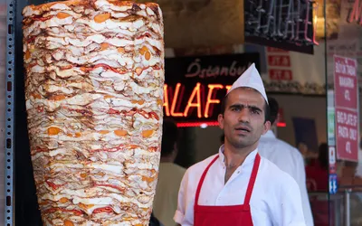 Sprzedawca przy rożnie z mięsem na kebab w Stambule