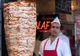 Sprzedawca przy rożnie z mięsem na kebab w Stambule