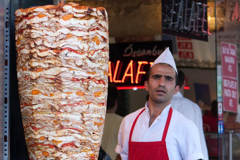 Sprzedawca przy rożnie z mięsem na kebab w Stambule