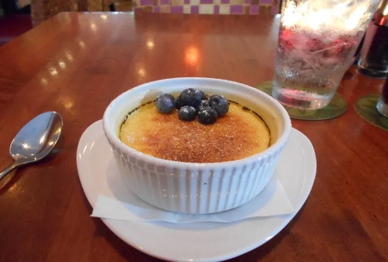 Crème brûlée - deser z chrupką warstwą skarmelizowanego cukru
