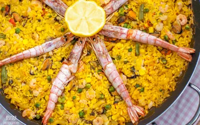 Paella z dodatkiem owoców morza