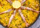 Paella z dodatkiem owoców morza
