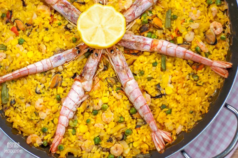 Paella z dodatkiem owoców morza
