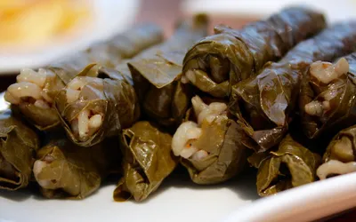 Sarma – farsz zawinięty w liście winorośli, danie kuchni tatarskiej