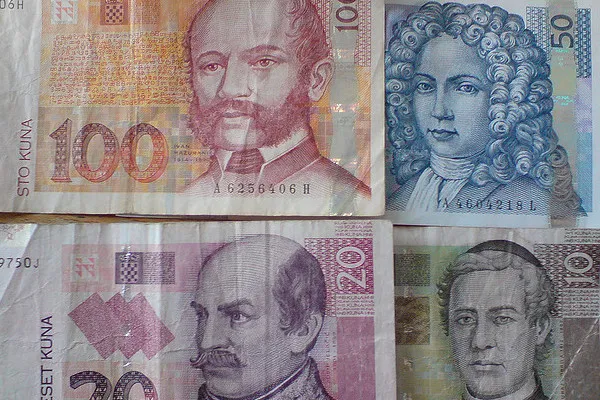 Chorwackie banknoty posiadają nominały: 5, 10, 20, 50, 100, 200, 500 oraz 1000 kun