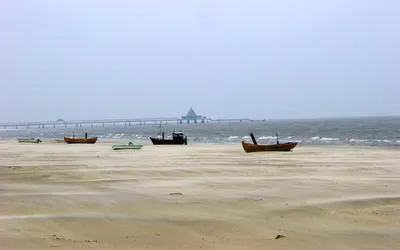 Łodzie rybackie na plaży w Heringsdorfie, w tle molo