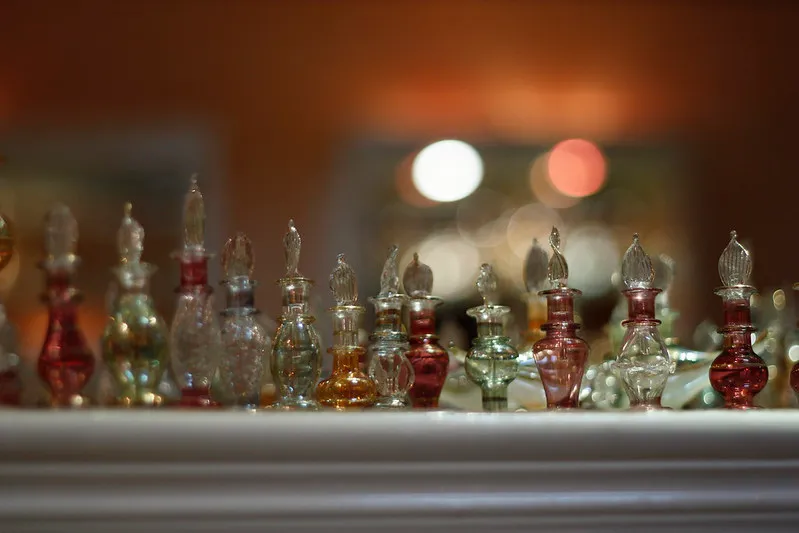 Rząd ozdobnych szklanych flakonów na perfumy