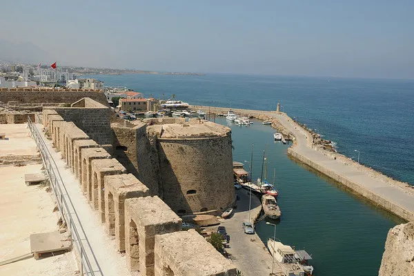 Mury i okrągła baszta zamku w Kyrenii (Girne) nad portem