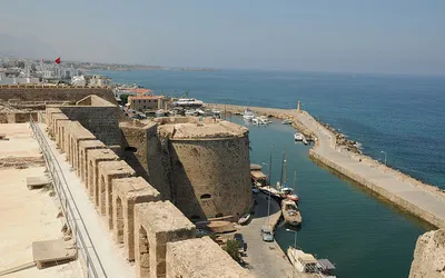 Mury i baszty zamku w Kyrenii (Girne) nad portem na północnym wybrzeżu Cypru