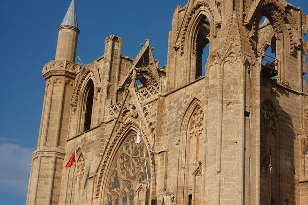 Gotycka fasada meczetu Lala Mustafa Paszy z minaretem dobudowanym do wieży