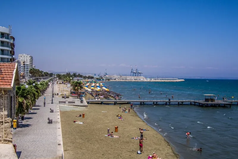 Kąpiel słoneczna na plaży Finikoudes w Larnace